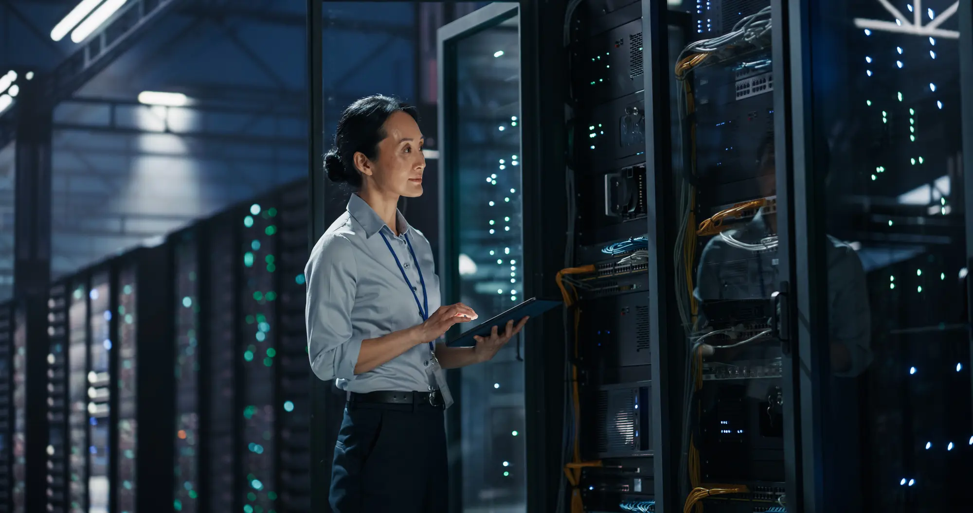 Techniker bei der Überprüfung von Geräten in einem Serverraum